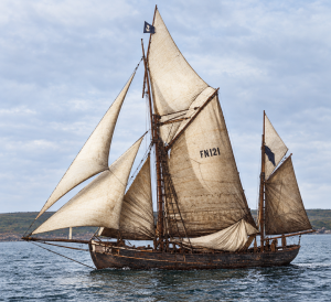 Historisches Segelschiff auf grauer See